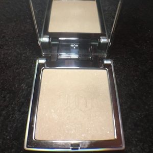 Urban Decay - The Illuminizer Transulcent Powder